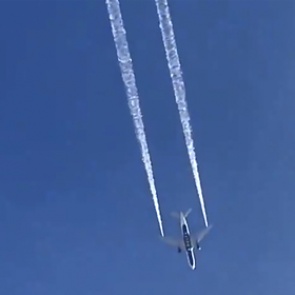 В США самолет сбросил топливо на детскую площадку у школы