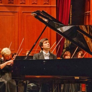 Фортепиано, избранные пьесы, международный уровень: приглашаем юных ачинцев и их родителей в виртуальный концертный зал на концерт Константина Шамрая