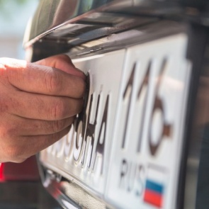 «На рынке хаос»: почему дилеры до сих пор не выдают номера вместо ГИБДД