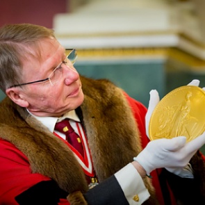 В Британии изготовили четыре пятикилограммовых монеты из золота