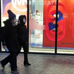 Число жертв коронавируса превысило 900