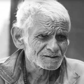 Ставший отцом в 96 лет 104-летний мужчина покурил в кровати и умер