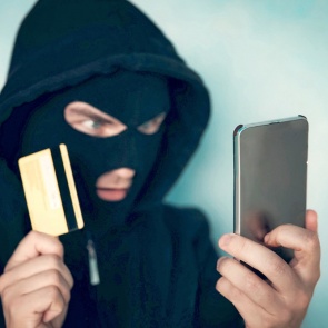 Мошенники не смогли обмануть бабушку из Зеленогорска. У нее просто не было денег