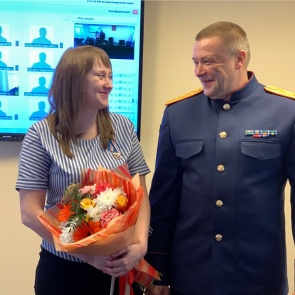 Красноярку наградили медалью за спасение ребенка от стаи агрессивных собак. Животные чуть не загрызли мальчика