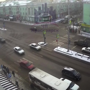 Сбившего красноярскую школьницу маршрутчика отпустили на свободу