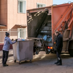 Пенсионеру отказались предоставлять субсидии на приобретение дров из-за долга по вывозу мусора