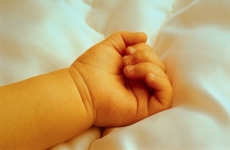 В Минусинске на берегу реки нашли труп новорождённого