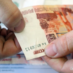 Мошенник попытался рассчитаться в магазине за алкоголь банкнотой «Банка приколов»