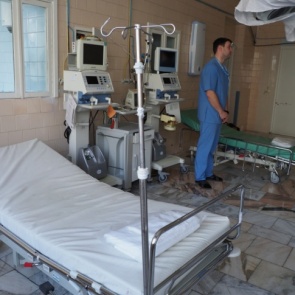 Работающим с коронавирусными больными врачам увеличат зарплаты