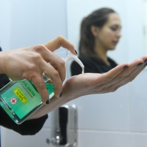 Роспотребнадзор рассказал, как правильно убираться в квартире во время карантина