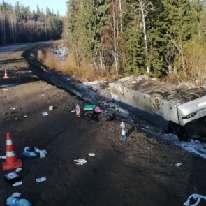 На трассе под Красноярском перевернулся автобус с пассажирами