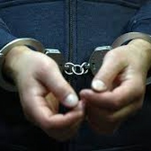 Агрессивный красноярец ударил медсестру головой об стену. Она помогала избитому им человеку