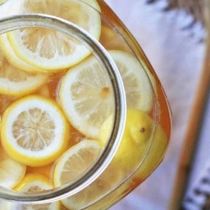 Витаминный напиток с лимоном и куркумой