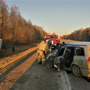 На трассе в Красноярском крае иномарка выехала на встречку и столкнулась с грузовиком. Двое погибли