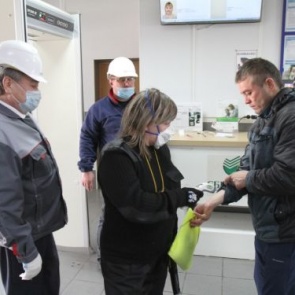 Илай Ахметов проверил работу АО «РУСАЛ-Ачинск» в период противодействия COVID-19