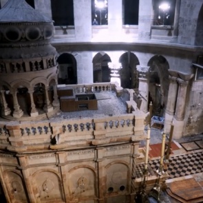 В Иерусалиме началась церемония освящения благодатного огня. Ее можно посмотреть онлайн