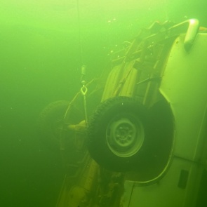 Из озера под Красноярском спасатели достали автомобиль с телом девушки