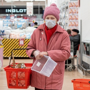 Губернатор ужесточил указ о самоизоляции: теперь пожилым отведено на покупки только три часа