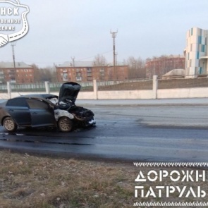 Из-за пролившегося из грузовика топлива на дорогу загорелась иномарка: солярка залила всю улицу