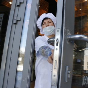 Готовьтесь ужинать через одно место: Роспотребнадзор рассказал, когда откроются кафе после карантина