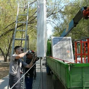 НАВСТРЕЧУ 75-ЛЕТИЮ ПОБЕДЫ: в Ачинске завершается оформление мест памяти к 9 мая