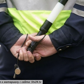 На трассе в Красноярском крае водитель хотел подкупить инспектора и предложил ему взятку в перчатке