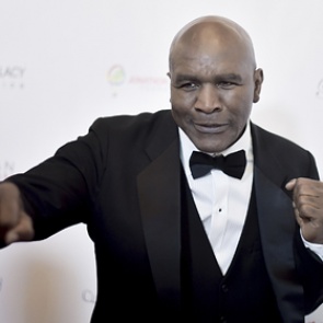 Эвандер Холифилд объявил о возвращении в бокс