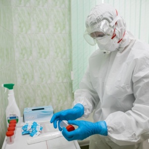 Медикам пообещали доплатить за переработки из краевого бюджета