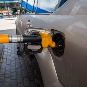 Почему у некоторых автомобилей лючок бензобака расположен с левой стороны