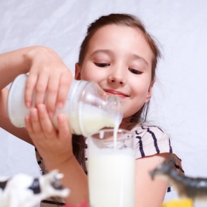 Диетологи рассказали, почему кефир не помогает похудеть и можно ли его пить на ночь