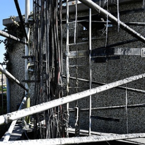 Сторонники теории заговора атаковали сотовые вышки ради спасения от коронавируса