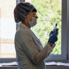 Вирусолог рассказал, как в России делают вакцину от коронавируса и сколько еще её ждать