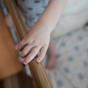 Мужчина приходил в гости к подруге и в течение года избивал ее сына