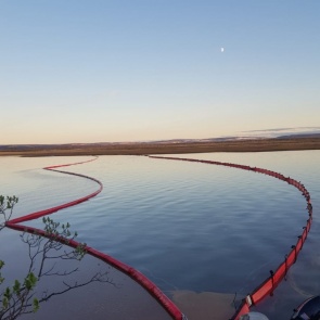 «На локализацию всего пятна нужно 10–14 суток»: в Норильске остановлено распространение топлива в реке