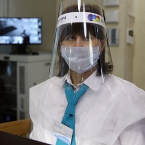 Врач израильской клиники счел бессмысленным ношение масок на улице