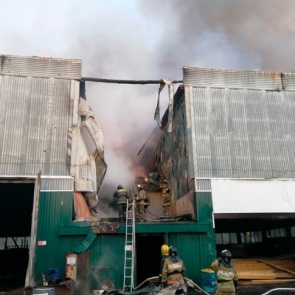 На юге Красноярского края на 5 тысячах квадратов выгорел склад пиломатериалов