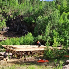 На «Столбах» избавляются от аварийных тротуаров и обустраивают новые места отдыха