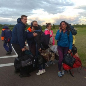 Вода подбиралась к палаткам: туристы застряли из-за потопа на островке, их случайно заметил вертолет