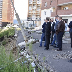 «Никакой угрозы нет»: в мэрии рассказали, что будут делать со сползающим склоном в Студгородке