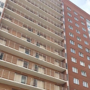 В Солнечном с подъездного балкона упал ребенок: не спасли