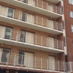 После трагедии с выпавшим ребенком следователи проверяют застройщика ЖК «Твист»