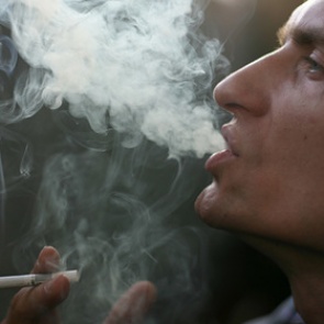 Врач рассказал о пользе воды в отказе от курения