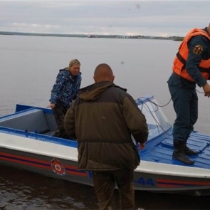 Енисейские спасатели выловили из реки перевернувшихся на лодке мужчину и женщину