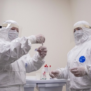 Российскую вакцину от коронавируса ввели первым добровольцам