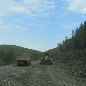 Серная кислота все-таки вытекла из грузовика, который перевернулся в Северо-Енисейском районе