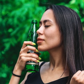 Диетолог рассказала, сколько минералки можно выпить в день