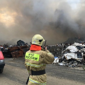 В Норильске загорелся полигон промышленных отходов на тысячу квадратов: шлейф дыма идет в тундру