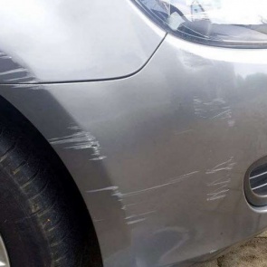 Кузов автомобиля поцарапали сторонним предметом. Что делать?