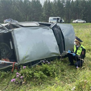 На трассе в Красноярском крае ВАЗ улетел в кювет и перевернулся. Погибла 15-летняя девочка