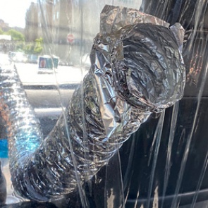 Самые странные методы защиты водителей от коронавируса показали на фото